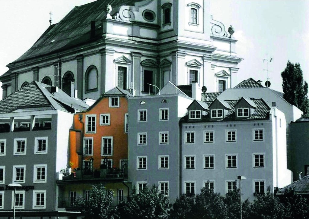 Oranges Firmengebäude der ICUnet.Group mit Headquarter in Passau.