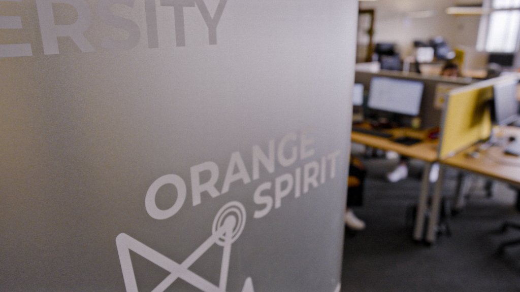 Orange Spirit Folierung an einer Tür im ICUnet.Group Büro in Hauzenberg.